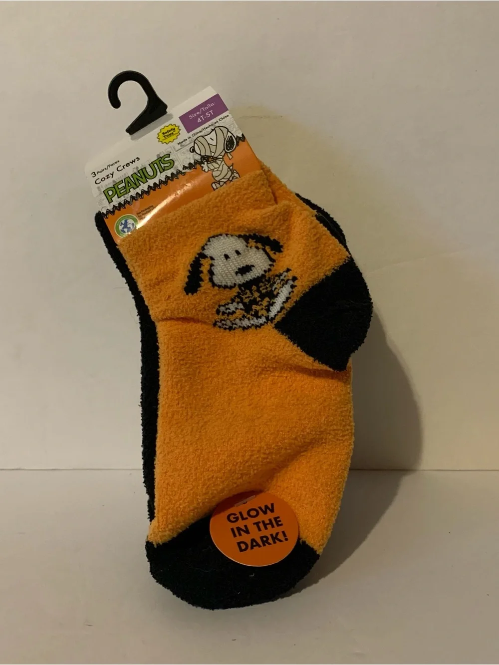 NWT. Peanuts Snoopy Halloween Glow-in-the-Dark Fuzzy Socks